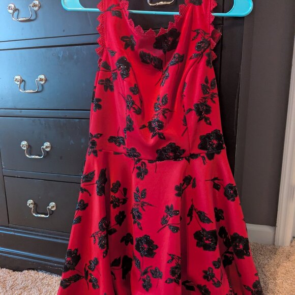 Red dress with black roses women's size 7 - Picture 1 of 2